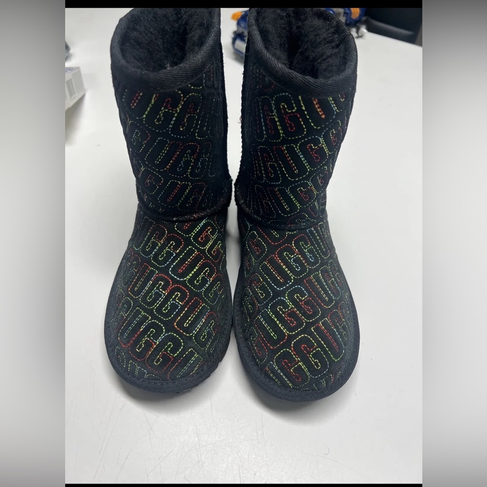 UGG Australia Classic II Graphic Kids Youth Boots 1112383K Black Sz 2Y